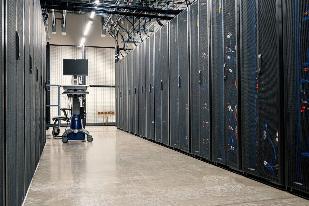 Racks de servidores en un centro de datos administrado